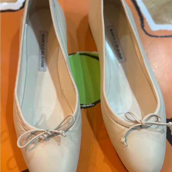 Manolo Blahnik Cream Leather Ballet Flats with Bow Accent - Picture 3 of 13